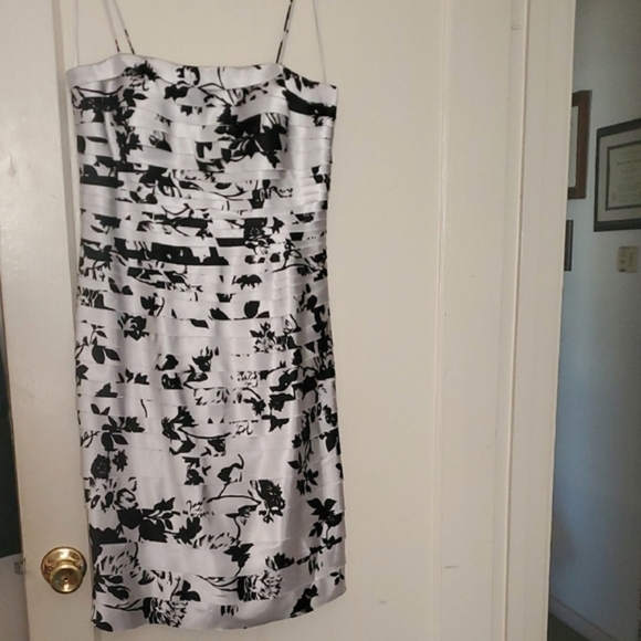 JS Collections Black and White Spaghetti Strap Sundress - Picture 7 of 7
